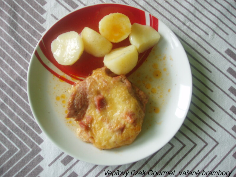 Vepřový řízek Gourmet, vařené brambory